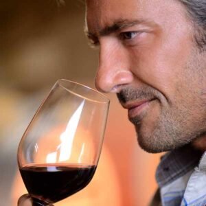 Meżczyzna degustujący hiszpańskie wino