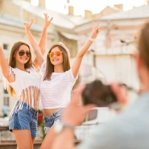 Fotograf robiący zdjęcia dwóm dziewczynom