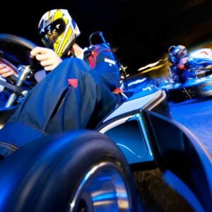 Gokart pędzący po torze do kartingu