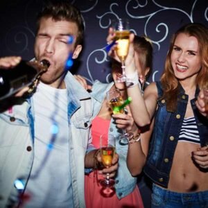 Chłopaki i dziewczyny na imprezie w Barcelonie