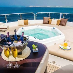 Pokład prywatnego jachtu zastawiony luksusowo