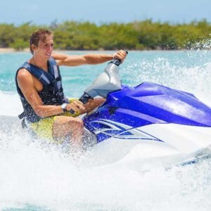 Przystkojny mężczyzna tnący morską bryzę i jego skuter wodny