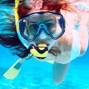 Dziewczyna nurkująca tudzież uprawiająca snorkeling