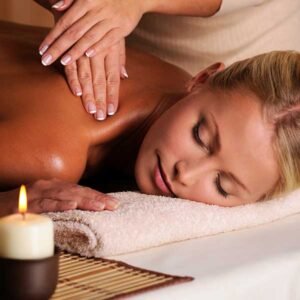 Urocza blondynka zażywająca masażu